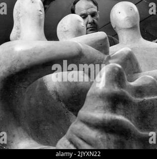 Der Bildhauer gehört zu den Figuren seiner "Familiengruppe". Philip Hendy, Direktor der Londoner National Art Gallery, sagte kürzlich: „Moore hat einen langen Weg gegangen, um neue Ideen und neue Themen einzuführen, indem es die menschliche Figur verzerrte, aber er hat sein Material nie einmal verzerrt.“ 9. Oktober 1950. Stockfoto