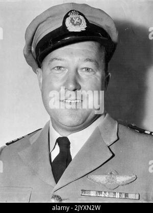 Flugveteran Captain Harry Moore, der Hauptpilot von BCPA, der heute den Flughafen Kingsford Smith mit seinem Flug 104. über den Pazifik verließ und rechtzeitig landen wird, um an einem Gedenkgottesdienst am Flughafen Oakland, Kalifornien, für Sir Charles Kingsford Smith, den Pionier des Pazifiks, teilzunehmen. 30.Mai 1953. Stockfoto