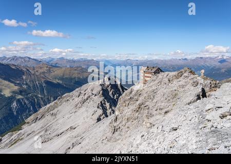 Alpenlandschaft mit Julius Payer Haus Stockfoto