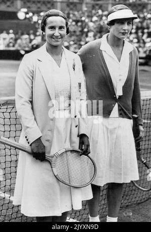 Mrs. Moody Champion zum sechsten Mal: All England Championship in Wimbledon, London, die Finals Juli 8. -- Mrs. Helen Wills Moody (USA) die Meisterin, und Miss Dorothy ***** (Gt. Großbritannien) vor ihrem großen Match für die Dameneinzel ***** , Gewonnen von Mrs. Moody 6-4, 6-8, 6-3. Miss Round hat ein tolles ***** Hotel bekommen , Gewann einen Satz Helen, die ersten seit 1927. 14. August 1933. (Foto von Sport & General Press Agency Limited). Stockfoto