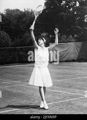 Pretty Pirouette -- Eine Balletttänzerin der Moskauer Schule Gould beneidet diese anmutige Ballettpose sehr gut, in die Frau Helen Wills Moody während ihres Spiels mit Virginia Rreis beim tennisturnier in seabright unbewusst gefallen ist. Mrs. Moody gewann im erstaunlich kurzen ***** Von fünfundzwanzig Minuten und scheint auf Anbringen ***** beabsichtigen Auf einer seabright Tennis Bowl, ein Tennis durchgeführt ***** Hat sich ihr bisher entstellt. In ihrer nächsten Mach sie ***** Levi von New York. 28. Juli 1931. (Foto von International Newsreel Photo). Stockfoto