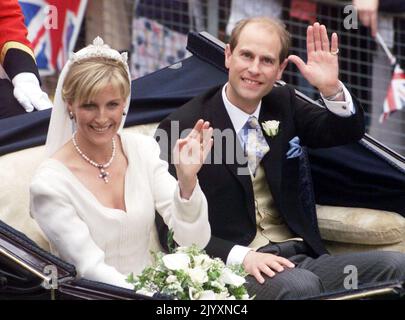File photo dated 19/6/1999 of Prince Edward and Sophie Rhys-Jones - known as the Earl and Gräfin of Wessex after theirating to the Crowds after their thing at St George's Chapel in Windsor Castle. Ausgabedatum: Donnerstag, 8. September 2022. Stockfoto