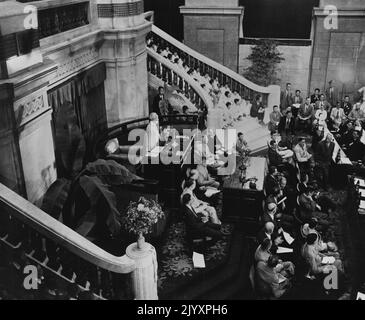 ***** Der kolumnistischen Invasion der Republik Korea -- die vom koreanischen Volk gewählten Vertreter kamen am 31. Mai 1948 zum ersten Mal zur Nationalversammlung der Republik Korea zusammen. Das Foto zeigt Dr. Syngman Rhee (links, auf Rednerplattform), der nach seiner Wahl zum Vorsitzenden der Legislative vor der Versammlung spricht. In seiner Rede bedauerte Dr. Rhee, dass Koreaner im sowjetischen ***** Zone war von der UdSSR nicht erlaubt worden, an den Wahlen teilzunehmen. (Die Versammlung wählte Dr. Rhee am 20. Juli 1948 zum Präsidenten der Republik.) 09. Oktober 1950. (Foto nach Einheit Stockfoto