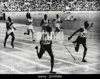 Rhodes gewinnt 400-Meter-Finale -- George Rhoden aus Jamaika (links vorne) gewinnt das Finale des 400-Meter-Events in Helisinki heute am 25. Juli in 45,9 Sekunden - bricht den olympischen Rekord von Arthur ***** mit 46,2 Metern Von Jamaika im Jahr 1948. Der zweite Platz ging an Herb McKeneley aus Jamaika (rechts). Die restlichen Felder sind von links nach rechts: Ollie Minson aus den USA (Dritter) Mal Whitfield aus den USA (Sechster); Arthur Wint aus Jamaika (Fünfter) und Karl Haas aus Deutschland (Vierter). 25. Juli 1952. (Foto von Olympic World Photo). Stockfoto