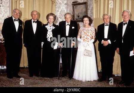 File Photo vom 4/12/1985 von Margaret Thatcher, zusammen mit Queen Elizabeth II. Und fünf ehemaligen Premierministern in der Downing Street, London, 10, als der Premierminister ein Abendessen zum 250.. Jahrestag der Residenz ausrichtete, in dem die Londoner Premierminister ihre Heimat hatten. (L-R) James Callaghan, Lord Home, Harold Macmillan, MargaretThatcher, Lord Stockton, Die Königin, Lord Wilson und Edward Heath. Die Königin sah während ihrer Regierungszeit 13 Premierminister kommen und gehen - mit Boris Johnson als 14.. Ausgabedatum: Donnerstag, 8. September 2022. Stockfoto