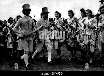 Cricket bringt die Uhr zurück -- die top-hatted und quaintly-attired Eröffnungbatsmen des Regency Clubs erhalten einen Klatsch von Regency Damen, während sie gehen, um zu schlagen. Ihre geschwungenen Fledermäuse sind im Stil von vor einem Jahrhundert. Heute (Mittwoch) wurde in Brighton ein Cricket-Spiel im Stil von vor hundert Jahren gespielt. Zwei stolperte Schläger, Fledermäuse und Balls aus der Zeit und hochkarätige Spieler waren Merkmale eines Challenge-Matches zwischen dem Regency Club und dem Hambledon Club, dem Geburtsort des Cricket. Von den beiden Scorern schneidet einer auf eine gute, altmodische Art und Weise an einem Stock, der andere mit modernem Scoring-Buch i Stockfoto