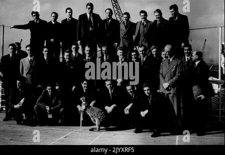 Die 'Wallabies' kommen in England an -- die 'Wallabies' mit ihrem Maskottchen an Bord der S.S. 'Orion', nachdem sie in Tilbury angekommen sind. Die „Wallabies“, die erste vollständig repräsentative Australian Rugby Union Tour von 1947 Ausländern, die dieses Land seit 40 Jahren besucht, sind in England angekommen. Das Eröffnungsspiel wird im September gegen Devon stattfinden. 25. August 1947. (Foto von Sport & General Press Agency Limited). Stockfoto