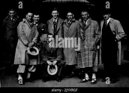 Das Rugby-League-Team geht nach Australien - ein Foto der Mitglieder des Rugby-League-Teams, das vor ihrer Abreise von der Victoria Station London, S.W., heute Nachmittag aufgenommen wurde. 23. April 1936. (Foto von Topical Press). Stockfoto