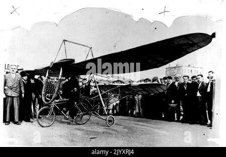 Fahrrad der Luft - M. Francois Baudot ex Chefingenieur der Bleriot-Werke, hat dieses zukünftige Fahrrad der Luft geschaffen. Es wurde zum ersten Mal in issy-les-Moulineaux in der Nähe von Paris versucht, um sein Patent geltend zu machen. 07. Oktober 1936. (Foto von LNA). Stockfoto