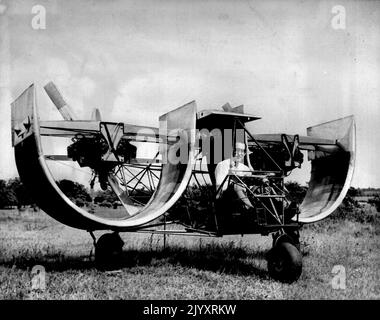 „Channel Wing“-Flugzeuge - Frank D. Kelley, MD, Hagerstown, kommerzieller Fotograf und Präsident der National Aircraft Corporation, sitzt an den Steuerelementen eines ungewöhnlichen Flugzeugs mit „Custer Channel Wings“, die wie Hälften von Fässern ähneln. Kelley hat das Schiff auf mehreren kurzen Flügen geflogen, nach seinem Erfinder, Willard R. Custer. 21. Juli 1948. (Foto von Associated Press Photo). Stockfoto