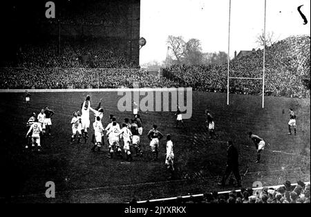 Rugby International: England V. Australien in Twickenham. England bekommt den Ball aus einer Line-out. 3. Januar 1948. (Foto von Sport & General Press Agency Limited). Stockfoto