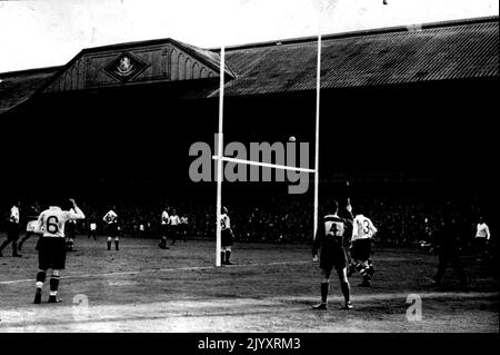 Die 'Wallabies' besiegen Midland Counties um 22 Punkte auf 14 -- der Ball trifft die Cross Bar und springt um ein Tor für die Australier. Im zweiten Spiel ihrer Tour besiegte das australische Rugby-Team „Wallabies“ die Midland Counties in Birmingham um 22 Punkte auf 14. Ein angespannter Moment. Im Rugby Union-Spiel gegen Midland Counties hat Trevor Allan (Australien) einen Elfmeterstoß gemacht und der Ball hat die Querlatte getroffen. Es prallte um. Wallabies gewann, 22-14. 17. September 1947. (Foto von Sport & General Press Agency Limited) Stockfoto