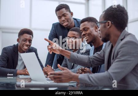 Das Geschäftsteam führt am Arbeitsplatz eine Videokonferenz durch Stockfoto