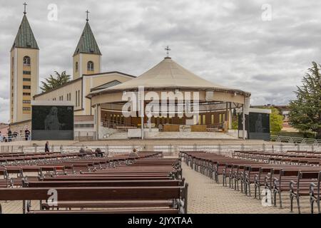 Medjugorje, Bosnien und Herzegowina - April 23. 2022 - der religiöse Bereich außerhalb der Kirche in Medjugorje in Bosnien und Herzegowina, in dem die Statue steht Stockfoto