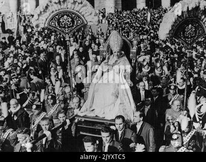 Päpstliche Prozession Foto zeigt:- die päpstliche Prozession über die piazza San Pietro. Das Fest der Krönung Mariens auf der Piazza San Pietro in Rom fand am Montag, den 1. November, statt. Während der Zeremonie krönte der Papst das alte Bild des Salus Populi Romani. 03. November 1954. (Foto von Paul Popper, Paul Popper Ltd.) Stockfoto