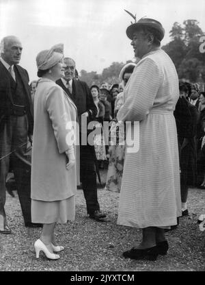 Königinnen müssen in Hatfield Königin Elizabeth die Königin-Mutter wird hier mit der hohen Königin Salote von Tonga bei der Garden Party gezeigt, die heute am 31. Mai im Hatfield House, Hertfordshire, an Kolonialbesucher in England zur Krönung gegeben wurde. Trotz ihrer flachen Absätze überragte Queen Salote Englands ***** Mutter und die meisten Männer auch in einem Krönungsgarten. 01. Juni 1953. Stockfoto