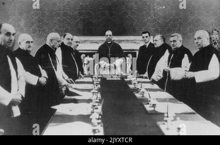 Kardinal Pacelli hat zum Papst gewählt:- Fotos: Kardinal Pacelli hat sich vor dem Konklave im Vatikan bei einem Treffen der Apostolischen Assistenten vorgestellt. Kardinal Eugenio Pacelli, während des Pontifikats von Pius XI. Päpstlicher Staatssekretär, wurde beim Konklave im Vatikan zum Papst gewählt und hat den Namen Pius XII. Gewählt 2. März 1939. (Foto nach Bestand). Stockfoto