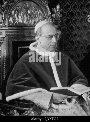 Papst Pius posiert für seinen ersten Fernsehzug:--Papst Pius XII. Liest das Evangelium, während er für die ersten Filme posiert, die er jemals für Fernsehzwecke aufgenommen hat, im Vatikan, am 15. März. Der Papst las das Evangelium vom Laetare-Sonntag als Einführung in seine im Fernsehen übertragene Botschaft an das amerikanische katholische Volk im Zusammenhang mit seinem 10.. Jahrestag als Papst. 21. März 1949. (Foto von AP Wirephoto) Stockfoto