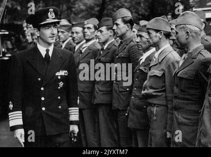 Freundlicher Peter's Birthday Service. Foto zeigt: König Peter inspiziert seine Ehrenwache Jugoslawiens vor dem heutigen Gottesdienst. Der ehemalige König Peter von Jugoslawien, der heute 25 Jahre alt ist, nahm heute Morgen an einem besonderen Geburtstagsgottesdienst in der Holy Trinity Church, Brompton Road, London, Teil. 6. September 1948. (Foto von Fox Photos) Stockfoto