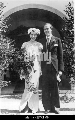 Prinz Charles von Schweden Weds - König Leopold von den Belgiern machte heute eine auffällige Geste anlässlich der Hochzeit von Prinz Charles, Neffe von König Gustav von Schweden, mit der Gräfin Elsa von Rosen, Tochter des Hofmeisters von Zeremonien. Durch die Heirat eines Bürgers verliert Prinz Charles seinen Titel und seine Vorrechte als Mitglied der schwedischen Königsfamilie, aber König Leopold, sein Schwager, hat ihm den Titel Prinz verliehen. Der Bräutigam wird so Prinz Charles Bernadotte und seine Braut Prinzessin Elsa. OPS das Braut- und Bräutigam-Foto, das gestern nach ihrer Hochzeit fotografiert wurde. Stockfoto