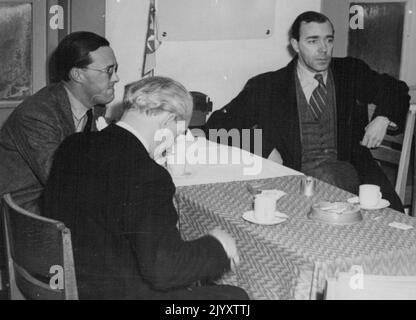 Letztes Bild von Prinz Gustav Adolf Associated Press Photo zeigt:- Kronprinz Gustav Adolf (Schwedische Königsfamilie) (rechts) beim Kaffee im Flughafenrestaurant Schiphol mit Prinz Bernhard ***** Brille tragen). Im Zentrum steht der Sekretär des Grafen Gustav Adolph, der im Januar 25 ebenfalls beim Absturz von Dakota getötet wurde. Preis für seine Abreise nach Stockholm am 26. Januar auf dem unglücklichen K.L.M. Dakota, der beim Start vom Flughafen Kastrup in Kopenhagen abstürzte, nahm Kronprinz Gustav Adolf, ältester Sohn des Kronprinzen von Schweden, Kaffee mit Prinz Bernhard von den Niederlanden, der sich auf den Weg machte Stockfoto