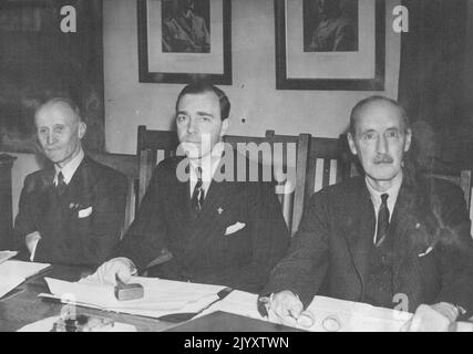 Das Foto zeigt:- von links nach rechts - Gen Lafont (Frankreich); Prinz Gustaf (Schweden) und Lord Hampton, D.S.O. Chief Scouts Commissioner, Großbritannien. Kundschafter treffen sich in London. Die Diskussionen über die Pfadfinderbewegung in der ganzen Welt begannen heute in London, als das internationale Komitee der Pfadfinder-Weltorganisation sein erstes Treffen seit 1939 bei der Pfadfinder-Vereinigung Victoria S.W. abhielt.zu den bemerkenswerten Pfadfindern, die daran teilnahmen, gehörte Prinz Gustaf Adolf von Schweden Gen Lafont. Chief Scout von Frankreich; Dr. James E.West, Chief Scout von Amerika, ect. 15. November 1945. (Foto von Fox Photos) Stockfoto