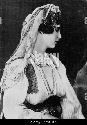 Prinzessin Olga in Nationalkostüm - Prinzessin Olga Ehefrau Prinz Paul, Regentin von Jugoslawien und Schwester der herzogin von Kent. Ist hier in der Nationaltracht ihres Landes gekleiden. Der Herzog und die Herzogin von Kent besuchten sie vor kurzem in Belgrad, als ihre kleine Tochter geboren wurde. 25.Mai 1936. (Foto von Associated Press). Stockfoto