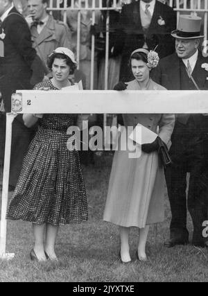 Die Königin mit Lord Rosebery und Prinzessin Elizabeth, Tochter von Prinz Paul und Prinzessin Olga aus Jugoslawien, die das von Phil Drake gewonnenes Derby beobachten. 02. Juni 1955. Stockfoto