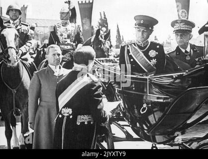 Die langen Gespräche von Prinz Paul mit Mussolini. Prinz Paul, Prinz Regent von Jugoslawien, hatte gestern zwei lange Gespräche mit Mussolini. Er kam gestern mit Prinzessin Olga zu einem dreitägigen Besuch beim König und der Königin von Italien nach Rom. Prinz Paul und König von Italien gesehen in Rom bei der Ankunft von Prinz Paul. 11.Mai 1939. (Foto von Sport und General Press Agency Limited) Stockfoto