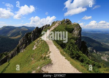 Velky Rozsutec, Mala Fatra, Slowakei. Nicht identifizierbare Touristen, Wanderer und Ausflügler auf der felsigen Spitze des Berges und des Hügels. Sonniger Sommer mit blauen s Stockfoto