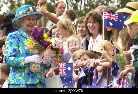 Datei-Foto vom 22/3/2000 von Queen Elizabeth II, die Blumen von Mitgliedern der Menge im Central Park, Bourke, Australien, einer kleinen Siedlung mit 3.600 Einwohnern, 500 Meilen (800kms) nordwestlich von Sydney erhielt. Ausgabedatum: Donnerstag, 8. September 2022. Stockfoto