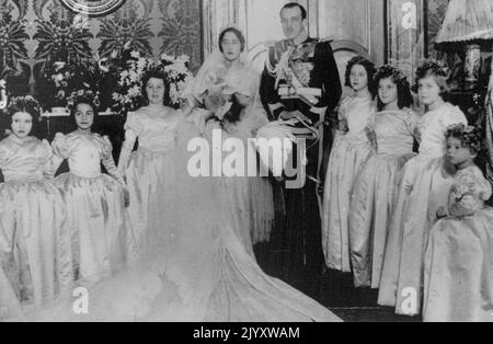 ***** Des Ex-Königs Alfonso Weds. Ding fand gestern in der St.-Innatius-Kirche in Rom statt, Jaime, der zweite Sohn des Ex-Königs Alfonso von Spanien, und Emanuela De Dampierre. Die Braut, der Bräutigam und die Brautjungfern fotografiert nach der Zeremonie. Der Bräutigam ist die Uniform eines Kommandanten von Sevilla. 05. März 1935. (Foto von Keystone) Stockfoto