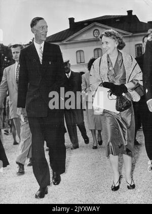 Margaret Truman wird Royally unterhalten. Fotoausstellungen: Margaret Truman mit Prinz Wilhelm von Schweden auf dem Gelände von Drottningholm. Prinz Wilhelm ist der jüngere Bruder des heutigen Königs, Gustav VI. Margaret Truman, die Tochter des Präsidenten und selbst als Opernsängerin berühmt, ist zu Besuch in Schweden. Am vergangenen Sonntag besuchte sie den königlichen Palast von Drottningholm, etwas außerhalb von Stockholm. Hier starb König Gustav V. 19. August 1952. (Foto von Paul Popper, Paul Popper Ltd.) Stockfoto