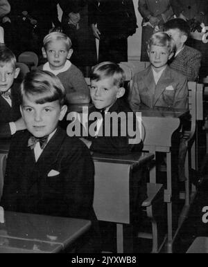 Schwedischer Kronprinz beginnt Schule am 8.. September unternahm der schwedische Kronprinz Carl Gustaf einen weiteren Schritt im Leben. Er verließ den Kindergarten und ging zur Schule. Im Alter von sieben Jahren sitzt er mit neunzehn anderen Jungen in einem Klassenzimmer, genau wie andere schwedische Jungen seines Alters. Er ist hier, dritter von vorne, im Schulklassenzimmer mit seinen zukünftigen Schulkinden zu sehen. Vor ihm sitzt Hans Jorgen Zetterstrom, der Sohn von "Kar de Mumma", Einem bekannten schwedischen Schriftsteller. 2. November 1953. (Foto von Associated Press Photo) Stockfoto