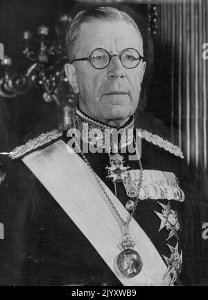 Schwedischer König zu Besuch in England: Am 28.. Juni treffen das schwedische Königspaar, seine Majestät König Gustaf VI. Adolf und Königin Louise, zu Einem Staatsbesuch in England ein. Foto zeigt: Seine Majestät König Gustaf VI Adolf. 07. Juni 1954. (Foto von Paul Popper, Paul Popper Ltd.) Stockfoto