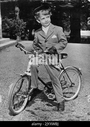 Prince ist sechs. Kronprinz Carl Gustav von Schweden wird an seinem sechsten Geburtstag mit seinem Fahrrad im Garten des Schlosses Haga in der Nähe von Stockholm gezeigt. Der Prinz ist der Sohn des verstorbenen Prinzen Gustaf Adolf und Prinzessin Sibylla. Ein Prinz ist sechs Jahre alt Kronprinz Carl Gustaf von Schweden hat gerade seinen sechsten Geburtstag gefeiert. Er ist der Sohn des verstorbenen Prinzen Gustaf adolf und Gustav VI Adolf. Foto zeigt: Der 6-jährige Kronprinz Carl Gustaf mit seinem Fahrrad im Garten des Schlosses Haga in der Nähe von Stockholm, der Sommerresidenz seiner Familie. 3. Juni 1952. (Foto von Paul Popper Foto) Stockfoto