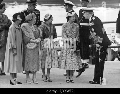 König Und Königin Von Schweden Auf Staatsbesuch In Großbritannien. Fotoshows. König Gustav von Schweden, rechts, im Gespräch mit Königin Elizabeth am Victoria Embankment, in der Nähe des Westminster Pier, während sie auf die Ankunft ihrer Wagen für den Processional Drive zum Buckingham Palace warten. Königin Elizabeth trug Ein bunter, gelbes Kleid mit schwarzem Muster und Eine breitblättrige Matte To Match. König Gustav und Königin Louise von Schweden wurden am Westminster Pier von Ihrer Majestät Königin Elisabeth empfangen.heute Nachmittag sind der schwedische Monarch und Königin Louise auf Einem Staatsbesuch in Großbritannien. 28. Juni 1954. (Foto von Paul Popper, Paul Stockfoto