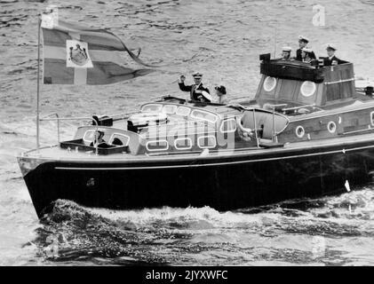 Schwedens König kommt auf die Themse Foto zeigt: Gustaf VI Adolf König von Schweden der Goten und die Wenden, die von der königlichen Barge mit Königin Louise winken, und der Herzog von Edinburgh, als die schwedischen Besucher sich näherten. Waterloo Bridge heute. London: Der erste Staatsbesuch in Großbritannien seit 46 Jahren eines regierenden Königs von Schweden, plus die alten Verbindungen des Blutes und der Geschichte, die Großbritannien mit Skandinavien verbindet, haben Gustaf VI. Adolf, König von Schweden der Goten und Wenden, herzlich willkommen geheißen. Der heute mit dem Swedish Cruiser in Greenwich Tier ankam. 28. Juni 1954. Stockfoto