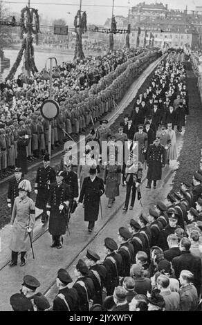 Begräbnis von König Gustav von Schweden: Könige und Fürsten aus den europäischen Königshäusern von Nay nahmen an der Beerdigung von König Gustav V. in Stockholm Teil. Die Einlagen fanden ihren Platz in der 'Königskirche', wo auch die verstorbene Königin Victoria begraben wurde. Foto zeigt: Die Trauerprozession vom Königspalast zum schwedischen Pantheon. Auf den Weg zu den Trauernden Wenn König Gustav VI., folgen König Haakon von Norwegen, König Frederik von Dänemark und Präsident Paasikivi von Finnland. Der Herzog von Gloucester (der König H. M. repräsentiert) ist in der dritten Reihe links zu sehen) und Prinz Bernhard von den Niederlanden - rechts. 13. November 1950. Stockfoto