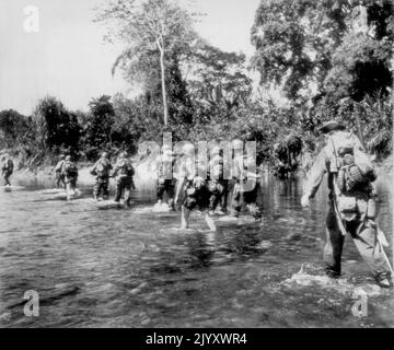 Yanks on the Prowl for Japs -- amerikanischer Dschungel - trainierte Infanterie, schwamm entlang eines Dschungelstroms in Nord-Burma, wo sie gemeinsam mit chinesischen Truppen gegen Japs kämpfen. Bekannt als „Merrill's Maroders“ sind sie die ersten Bodentruppen der Yanks, die im Burma-Gebiet aktiv sind. 23. März 1944. (Foto von AP Wirephoto). Stockfoto