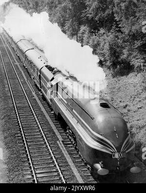 L.M.S.Streamlined Train's Test Run - „The Coronation Scott“, der heute Morgen mit voller Geschwindigkeit das offene Land in Watford, Hertfordshire, erreicht. The Coronation Soot,' the blue and silver, High-Speed, luxury, stromlined Express specially' designed and constructed by the London, Midland & Scottish. Die Eisenbahn für den neuen 6½-Stunden-Dienst zwischen London und Glasgow wurde heute vom Bahnhof Euston, London, aus getestet. N.W., nach Crewe und schwarz. Dieser Testlauf, der erste, machte den Zug als komplette Einheit hinter einer der fünf riesigen stromlinierten 'Coronation'-Lokomotiven, die speziell für die Arbeit gebaut wurden Stockfoto