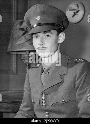 Prinz und Prinzessin, um den Prinzen als Leutnant in der Irischen Garde im Jahr 1944 zu Mi. Später nahm er an der Befreiung Europas Teil. Die Verlobung der belgischen Prinzessin Josephine Charlotte (25) und des luxemburgischen Prinzen Jean (32) wurde gestern Abend, am 7. November, in Brüssel bekannt gegeben. Die Prinzessin ist eine Tochter des Ex-Königs Leopold von Belgien und der verstorbenen Königin von England. König Baudouin ist der Bruder. Der Prinz ist der Sohn der Großherzogin von Luxemburg. 08. November 1952. (Foto von Associated Press Photo). Stockfoto