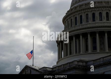 Die US-Flagge fliegt auf Halb-Staff im US-Kapitol, um den Tod von Königin Elizabeth II. In Washington, DC, am Donnerstag, den 8. September, zu beobachten. 2022. Großbritanniens am längsten regierende Monarchin, Königin Elizabeth II., starb heute im Alter von 96 Jahren. Kredit: Rod Lamkey/CNP /MediaPunch Stockfoto