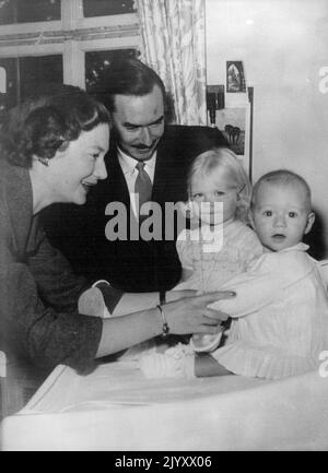 Prinz Henri von Luxemburg Prinz Jean von Luxemburg, Thronfolger des Großherzogtums, und seine Frau, Prinzessin Josephine Charlotte von Belgien, mit ihren Kindern Prinzessin Marie-Arid, im Alter von 1 Jahr 9 Monaten, und Prinz Henri, im Alter von 8 Motten. Dieses Bild, das im November 9 in London aufgenommen wurde, ist das erste, das von Prinz Henri seit seiner Taufe aufgenommen wurde. 18. November 1955. (Foto von Associated Press). Stockfoto