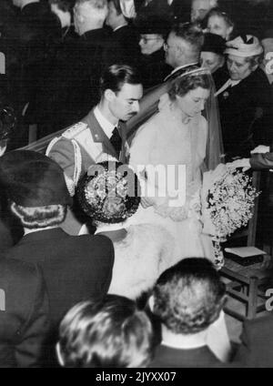 Ein Prinz und seine Prinzessin Braut. Prinz Jean von Luxemburg und seine Braut, Prinzessin Josephine-Charlotte von Belgien, gehen hier nach ihrer Hochzeit den Gang der Kathedrale entlang. 9. April 1953. (Foto von United Press Photo). Stockfoto