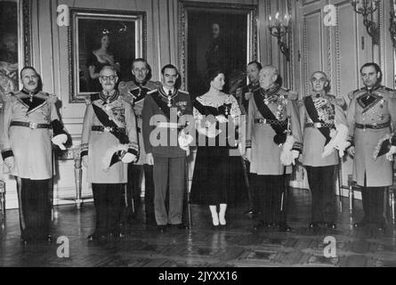 Ritter von Malta von Prinzessin Josephine-Charlotte Prinzessin Josephine-Charlotte und Price Jean mit sieben Mitgliedern des Ritterordens von Malta empfangen. Prinzessin Josephine-Charlotte von Belgien und ihr Verlobter Prinz Jean, Erbe des Großherzogtums Luxemburg, empfingen am Samstag eine Delegation der Ritter von Malta. Die Zeremonie fand im Königspalast in Brüssel statt und der Prinzessin wurde die Insignie des Ordens der Ritter von Malta überreicht. 21. Januar 1953. (Foto von Paul Popper). Stockfoto