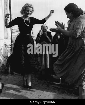 'Joan findet Frieden in Sevilla' -- Alle Zigeuner lieben das Tanzen. So auch £500-pro-Woche-Gesangsstar Joan Regan. Und als die Zigeuner in die Hände klatschten, tanzt Joan im alten Sevilla. 19. Dezember 1955. (Foto von Sunday Mirror). Stockfoto