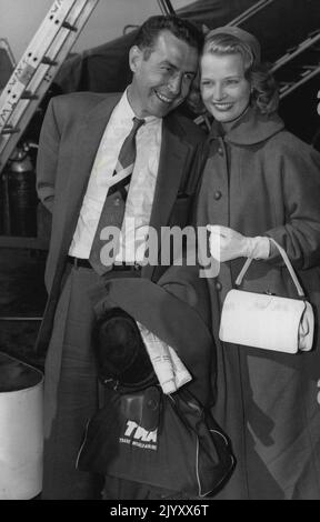 Wieder zusammen -- Joan Regan mit Ehemann Richard Howell heute am Londoner Flughafen. Joan Regan, die honigblonde britische Sängerin mit einer Stimme von £25.000 pro Jahr, flog heute von Blackpool zum Flughafen London, um ihren Mann zu treffen, von dem sie seit drei Jahren getrennt ist. Joan, jetzt 26, heiratete Richard Howell, als sie 17 Jahre alt war und er ein amerikanischer Offizier war. Als sie sich trennten, war sie nur Hausfrau – jetzt verdient sie £500 pro Woche in einer Blackpool-Show. Joan und ihr Mann fliegen heute später nach Blackpool zurück, wo sie über eine Versöhnung sprechen werden. Später planen sie einen kornischen Feiertag. 29. September 1955. (Foto von Pa Stockfoto