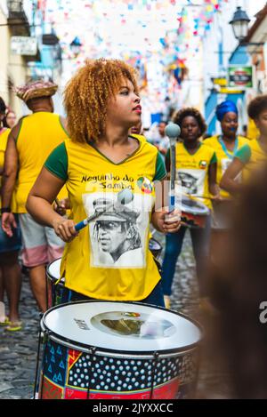 Mitglieder der Dida-Band spielen vor dem Spiel zwischen Brasilien und C Schlaginstrumente bei Pelourinhin in Salvador Stockfoto