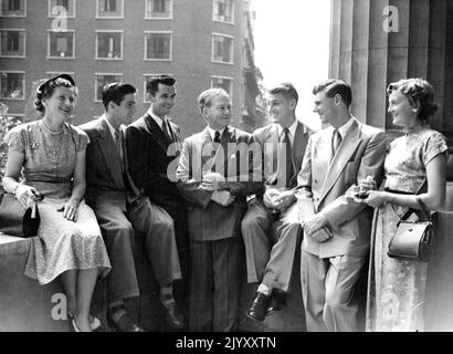 Balkonszene - Mrs. Harry Hopman (Ehefrau des Teamkapitäns): Ken Rosewall: Mervyn Rose: Sir Thomas White: Lewis Hoad: Frank Sedgman: Beryl Penrose. In der Hitzewelle - Londons achtzig Jahre alte Temperatur schickt Mitglieder des australischen Tennistenteams (das jetzt erfolgreich in Wimbledon konkurriert) auf den Balkon des Australia House, Strand, während eines Empfangs des australischen Hochkommissars Sir Thomas White heute (Dienstag). 01. Juli 1952. (Foto von Reuter Photo). Stockfoto